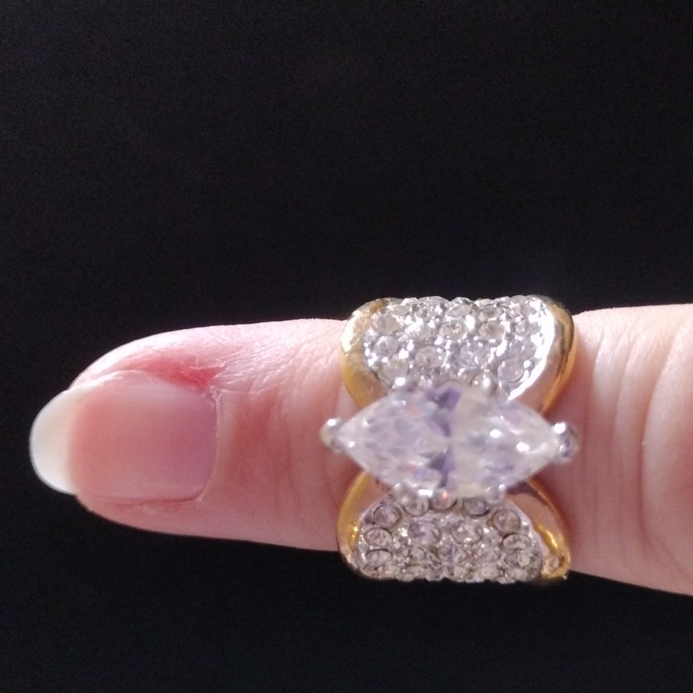CZ Large Diamond surrounded by tiny CZ diamonds on either side item #026